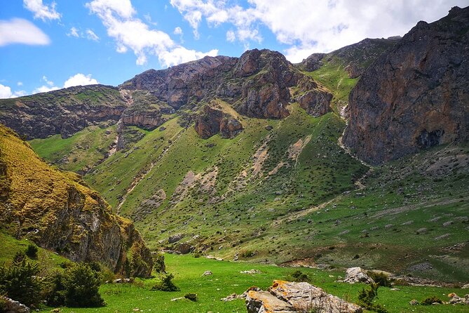 3-Day Hiking & Trekking Tour Remote Villages in Guba Azerbaijan - Day 3: Khinalug Morning, Easy Hill Views, Then Guba Town Sights