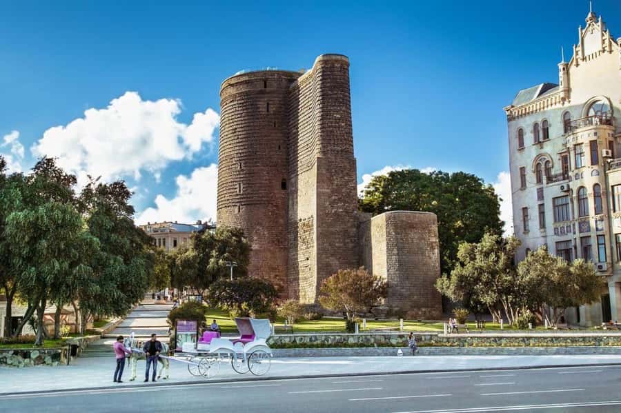 Baku City Group Tour - Meeting the guide at the Double Gates, then walking with a plan