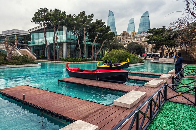 Baku City Sights Guided Night Walking Tour with Funicular - Martyrs Lane, the Alley of Martyrs Mosque, and the Eternal Fire Monument