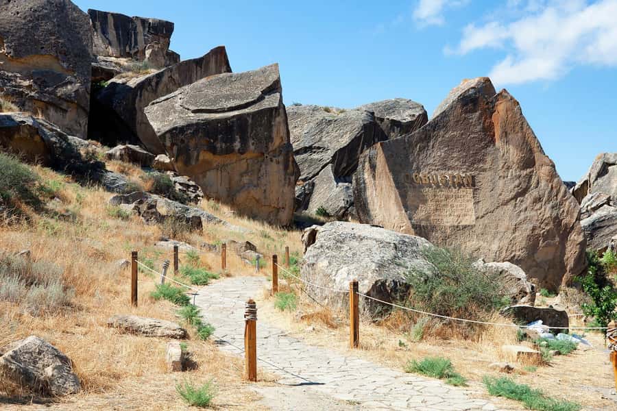 Baku: Gobustan/Absheron guided tour with lunch and tickets - Photo stop, scenery, and the First Oil Well: the industry story behind the scenery