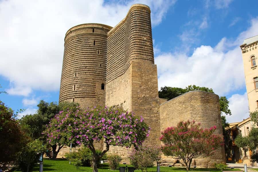 Baku Historical and modern tour in 2-3 hours+FREE Night tour - Optional Mini Venice and the funicular ride for extra photos