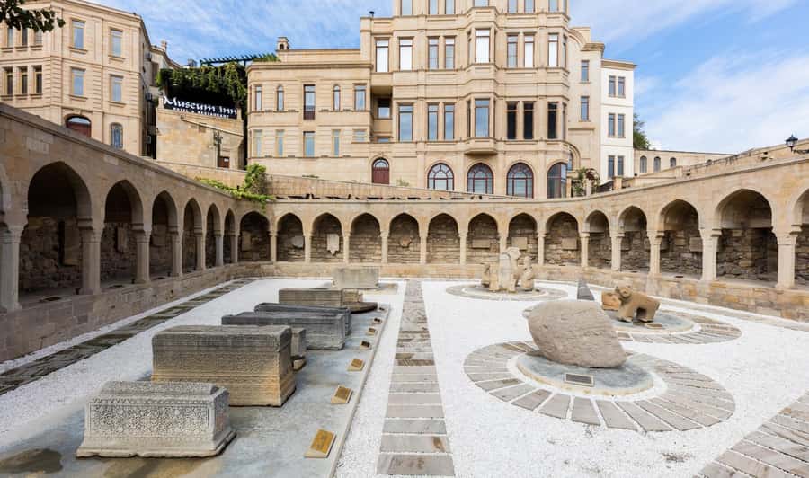 Baku: Old City Guided Walking Tour - Photo stops that add flavor, not just filler
