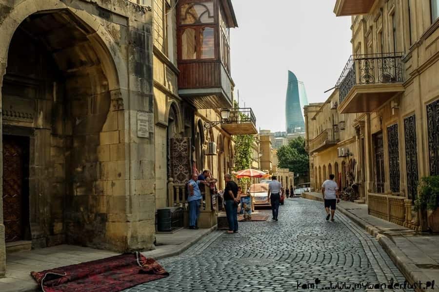 Baku: Stunning Walking Tour of Historical and Modern City - Baku Boulevard: sea air, long lines, and an easy walking rhythm