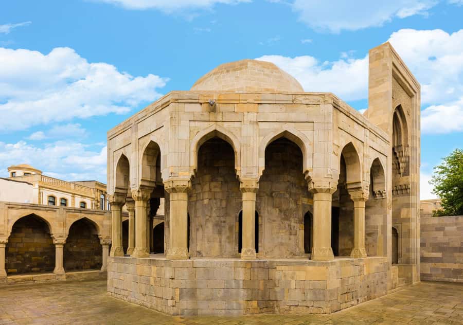 Baku: The Best 5 Sightseeing Spots Gobustan + Old City Tour - The free Old City walking tour gift, your easiest win to end the day
