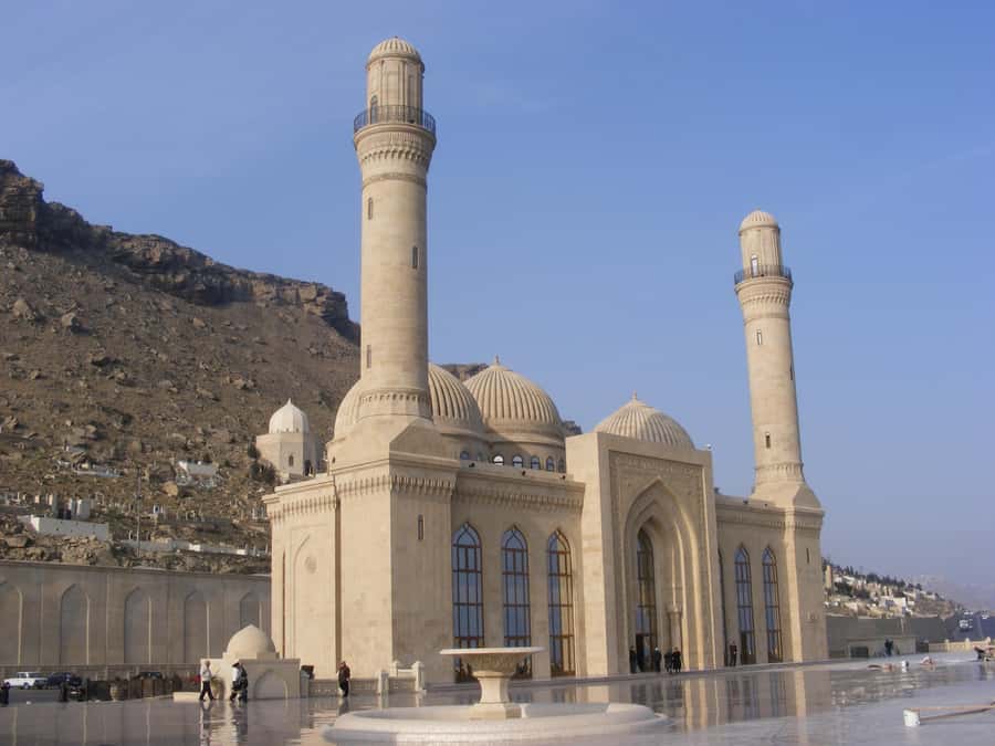 From Baku: Gobustan, Mud Volcanoes & Mosque Private Tour - The guide experience: where the quality really shows