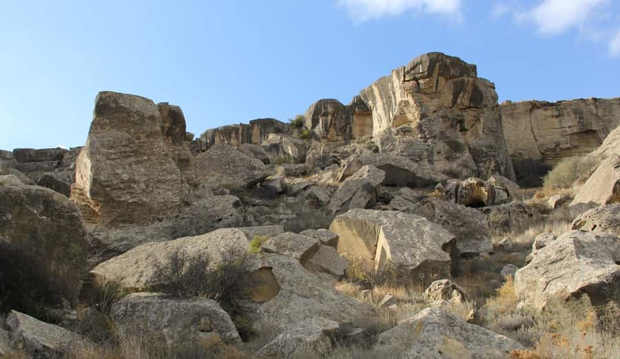 From Baku: Gobustan, Mud Volcanoes & Mosque Private Tour - Bibi Heybat Mosque: a spiritual center with a complicated past