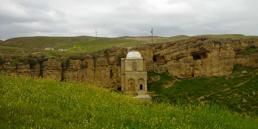 From Baku: Shamakhi City and Alpaca Farm Tour - Diribaba Mouseleum: small stop, big personality