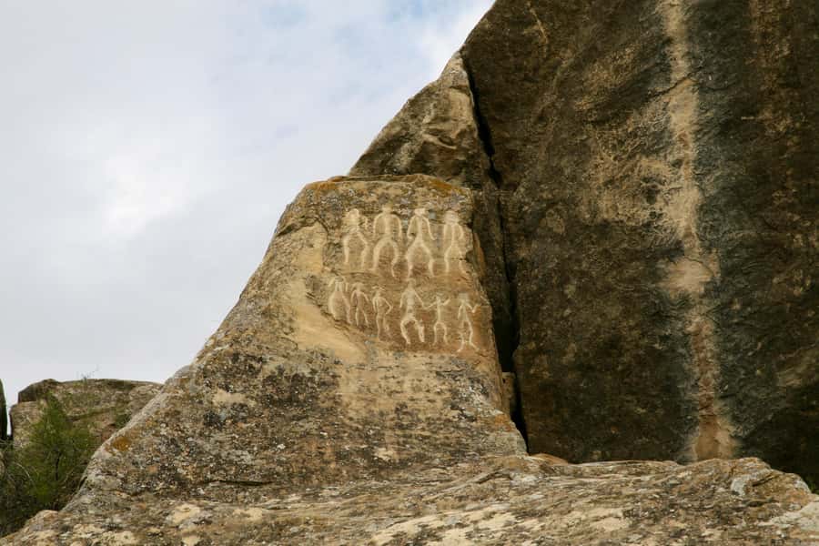 Gobustan and Fire temple Tour with Italian speaking guide - Lunch at a Local Restaurant: What’s Included and What You’ll Need to Pay