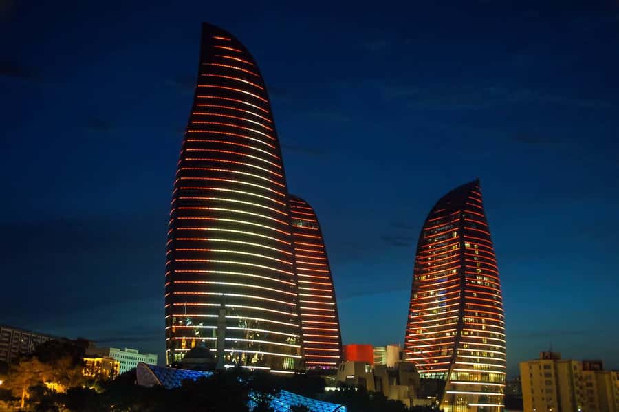 Night Lights of Baku: Guided Tour - Meeting inside the Old City, then getting out to the viewpoint